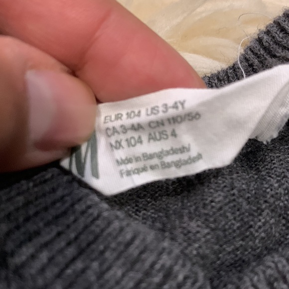 H&M Gray Sweater Vest in size 3-4T - Picture 3 of 4